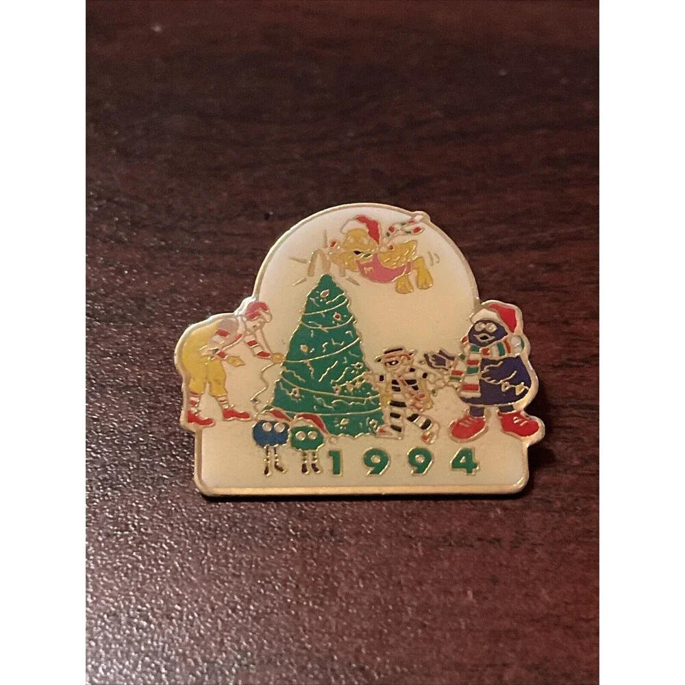 1994 McDonald’s Mascot Gang Christmas Tree Holiday Ronald Employee Lapel Hat Pin